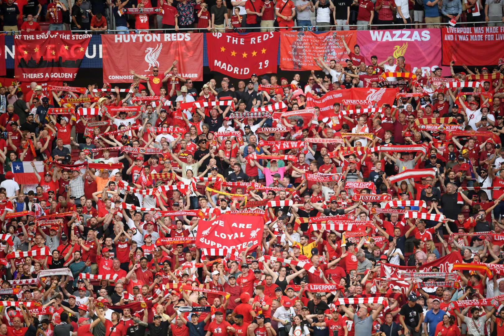 这雪有点大，欧冠赛前一名挪威记者在博德闪耀的球场边线处滑雪（欧冠赛前大雪来袭，挪威记者在博德闪耀场边滑雪）