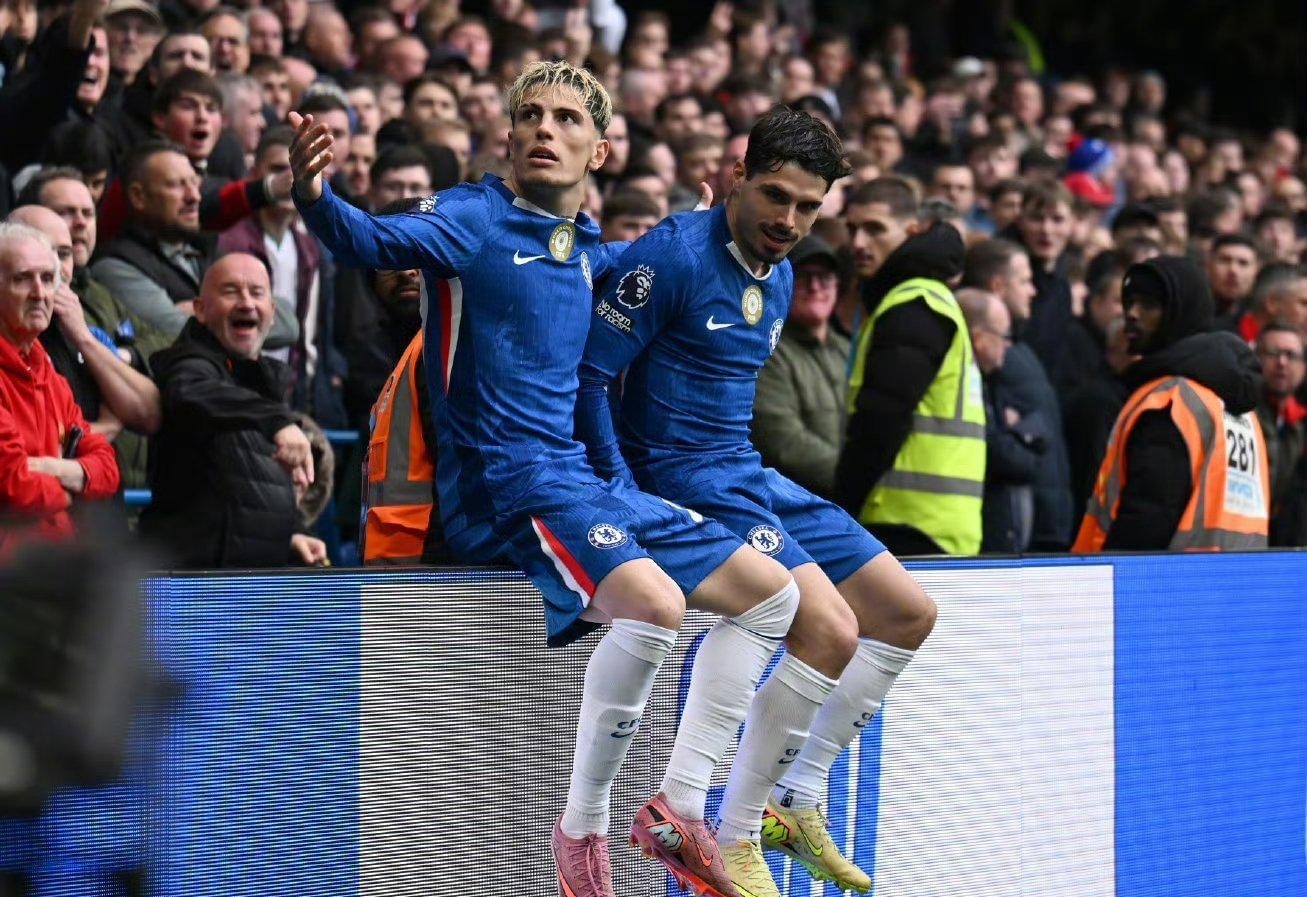 马特乌斯：我和马拉多纳就像梅西和C罗，但我们场外相处更多（马特乌斯：我与马拉多纳如梅西与C罗，但私下互动更多）