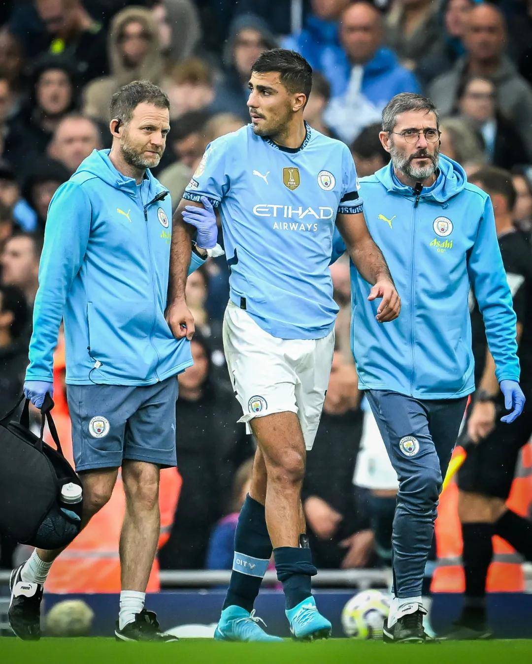 记者：申花携六外援出战广岛三箭，李可因伤未随队前往（记者：申花将以六外援阵容做客挑战广岛三箭，李可因伤缺席）