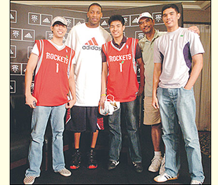 反对者抨击拉波尔塔：诺坎普还没完工，你们到底在庆祝什么？（质疑声指向拉波尔塔：诺坎普未竣工，庆祝的理由何在？）