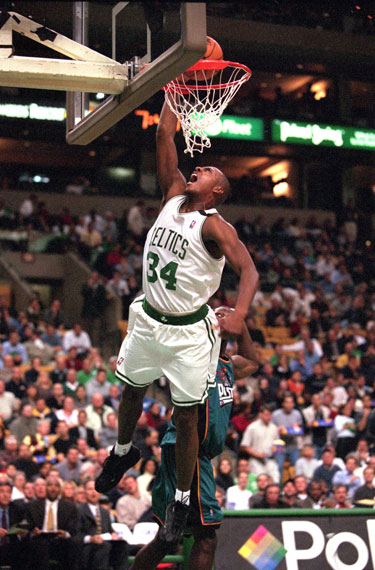 世界杯预热海报里没有C罗遭质疑，FIFA删除原海报改“怀旧”（预热海报未见C罗惹质疑，FIFA删原图改发怀旧版）